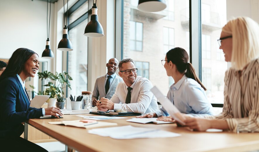 Geschäftsmeeting in modernem Büro, Team arbeitet gemeinsam an Projekten
